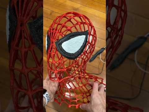 Making the eyes of the Spiderman with a 3D pen